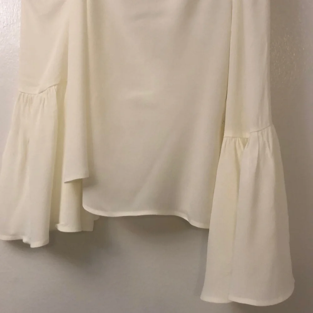 LEITH One-Shoulder Bell Sleeve Top - Picture 4 of 10